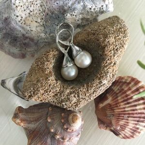 Pearl droplet earrings